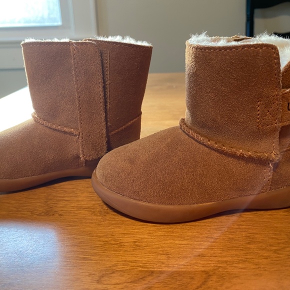 Little Kids Uggs Size Sm/6 - Picture 2 of 11